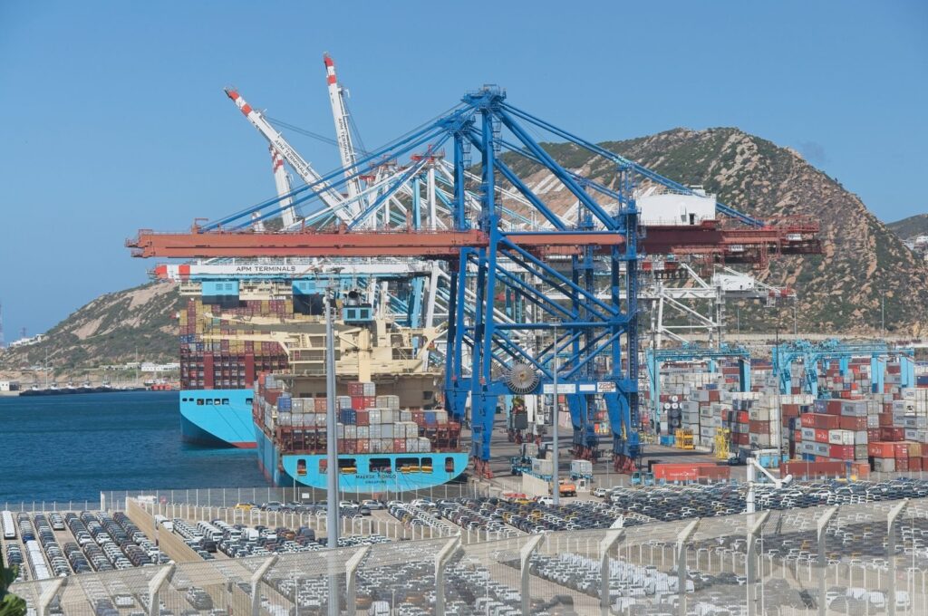 Containerschiff im marokkanischen Hafen Tanger Med, wichtiger Umschlagplatz für Automobilexporte