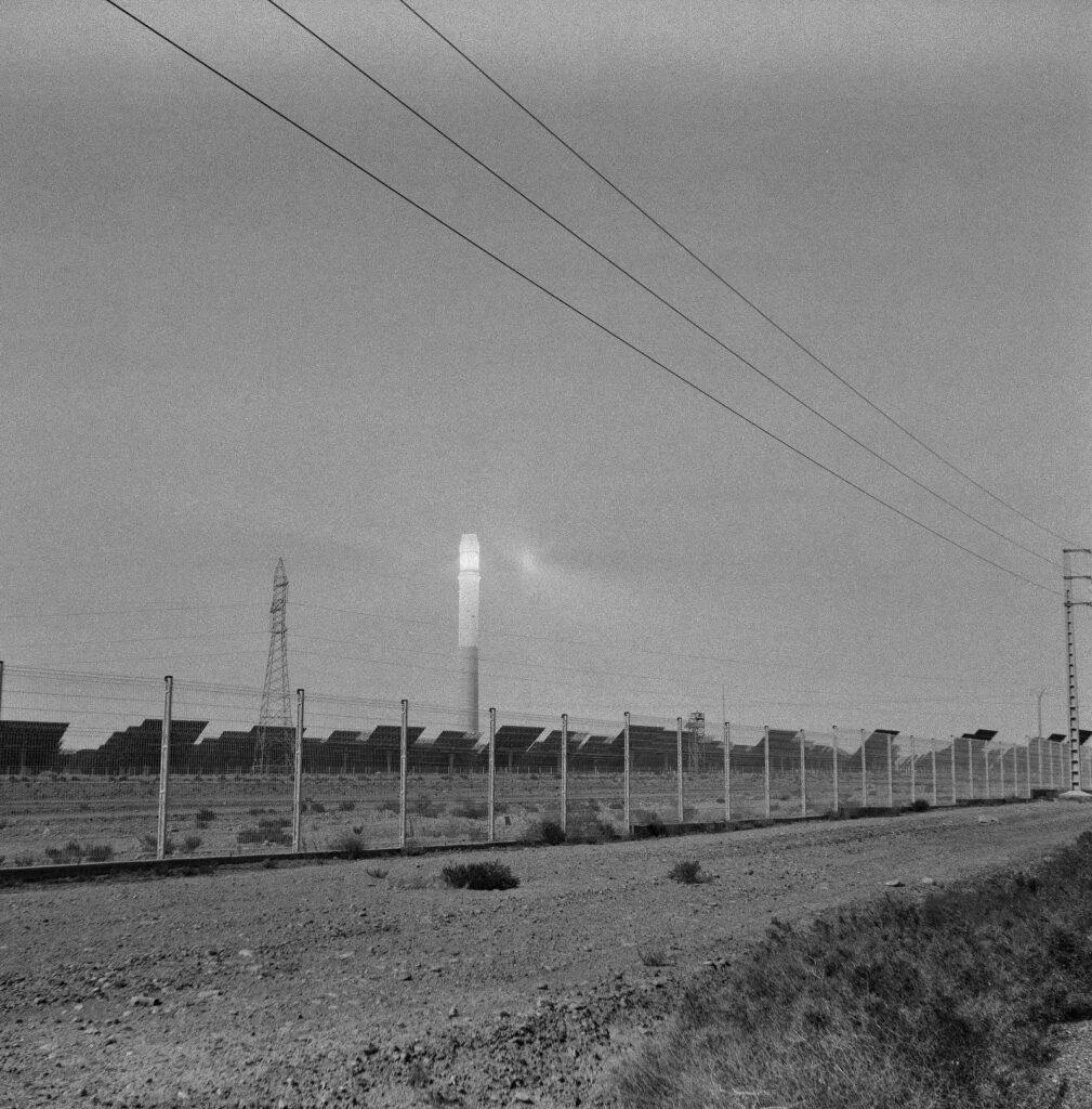 Der Solarturm Noor III des Solarkomplexes bei Ouarzazate, Marokko