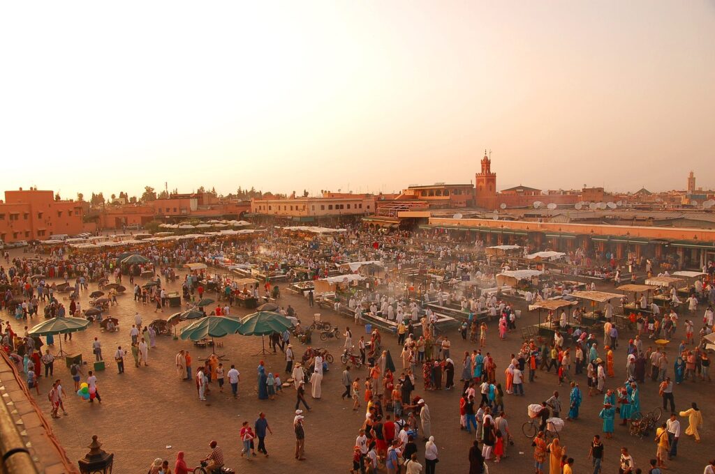 Der belebte Platz Jemaa el-Fna in der Altstadt von Marrakesch