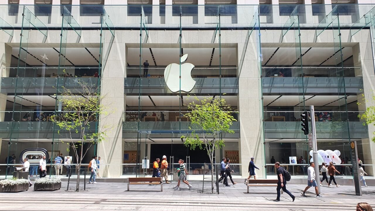 Apple Store Filiale mit Apple-Logo an der Fassade (Symbolbild)