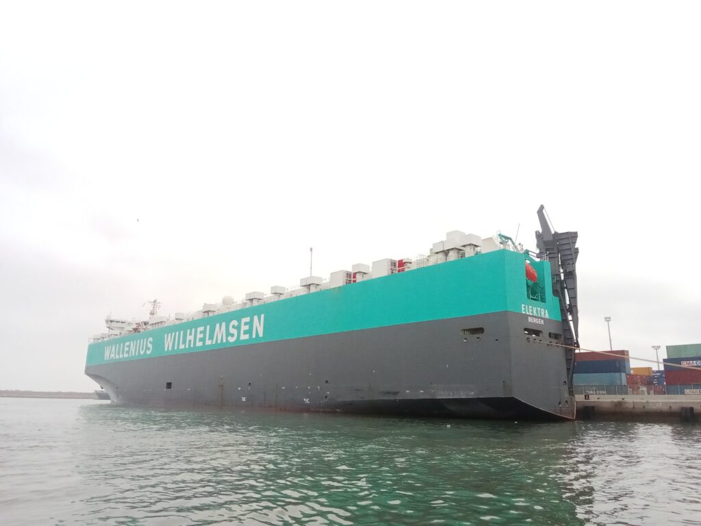 Ein Autotransportschiff im Hafen von Casablanca, über den ein Großteil der marokkanischen Fahrzeugexporte verschifft wird