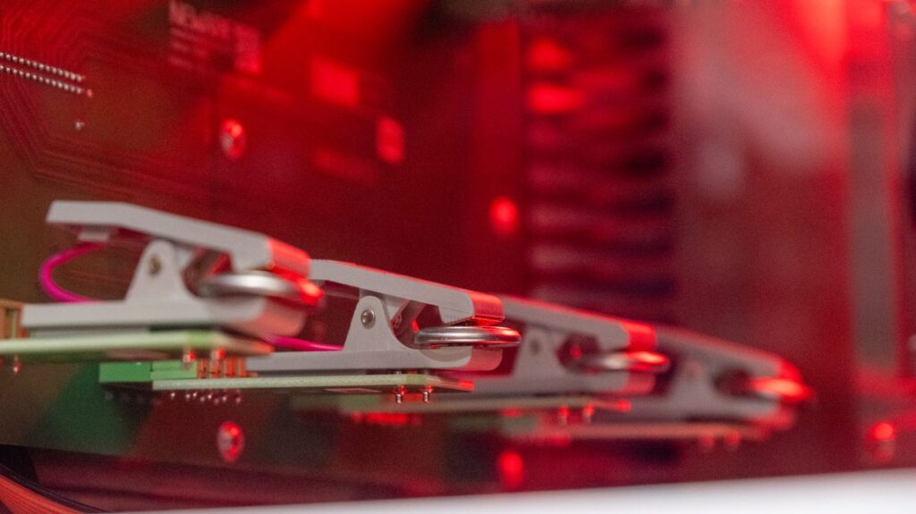 Lithium-Ionen-Batterien in einer Labor-Testvorrichtung, sinnbildlich für die Batterieforschung von Rachid Yazami