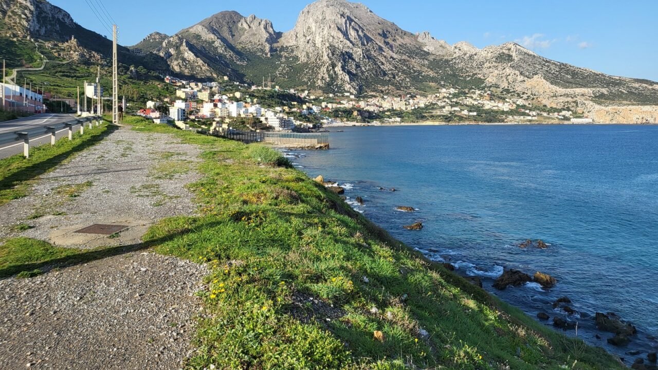 Blick auf Belyounech und den Jbel Moussa an der Straße von Gibraltar