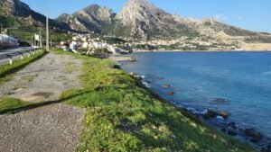 Blick auf Belyounech und den Jbel Moussa an der Straße von Gibraltar