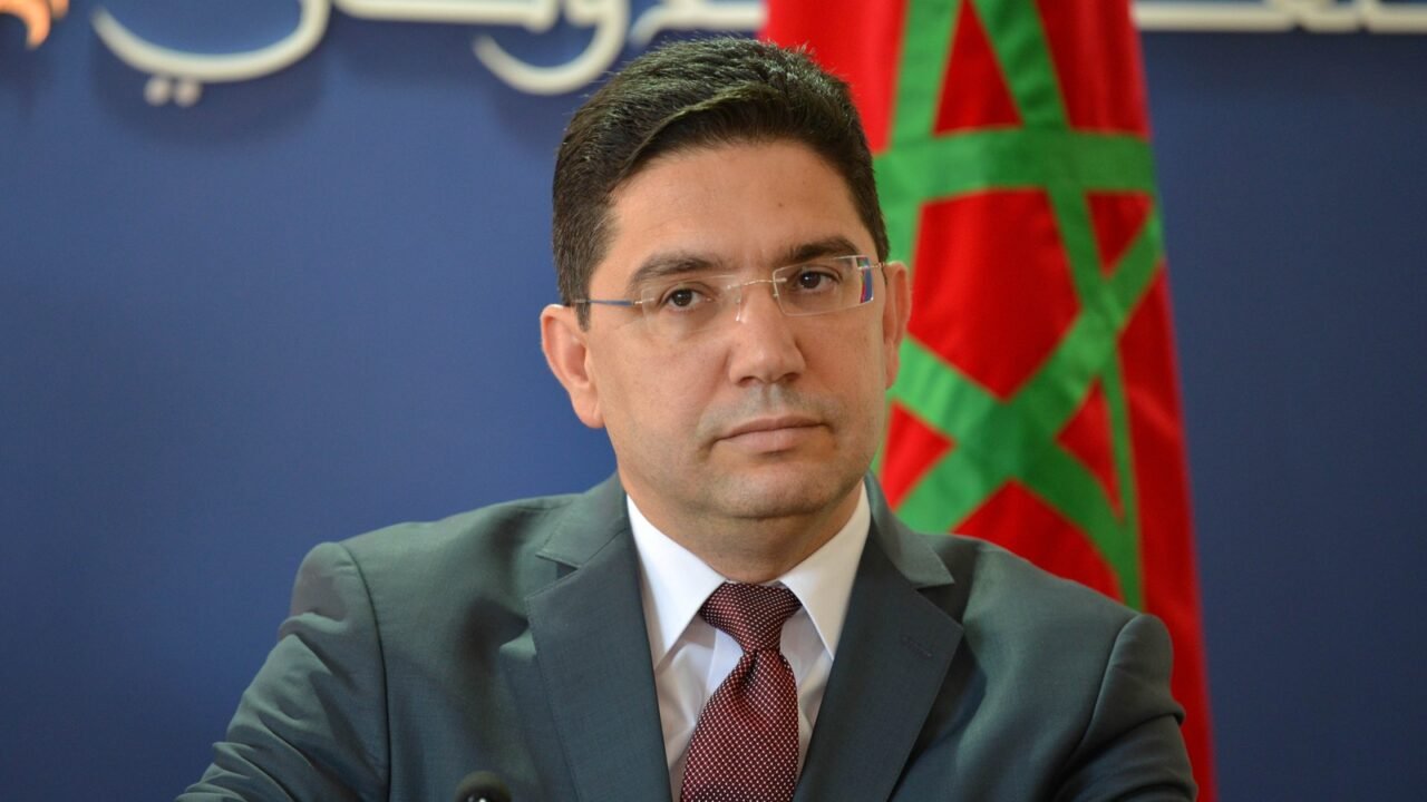 Außenminister Nasser Bourita vor der marokkanischen Flagge
