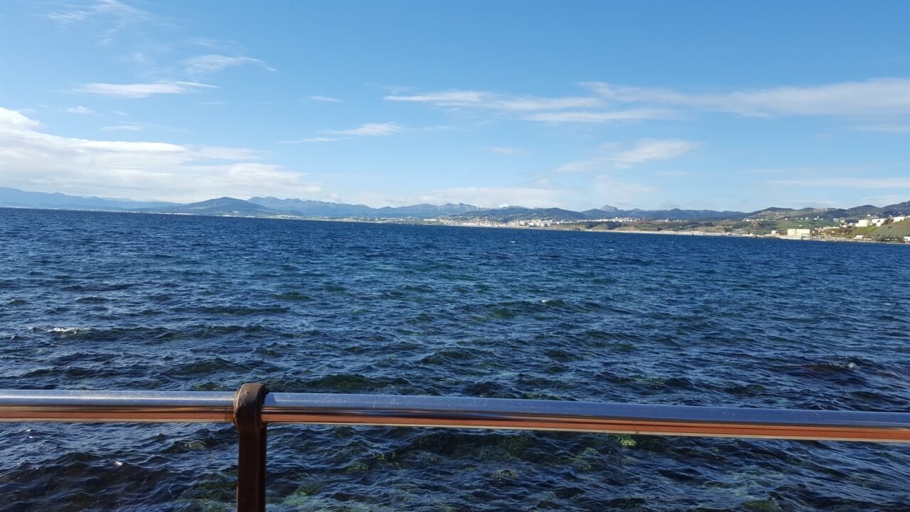 Blick auf die Bucht von Ceuta mit der Stadt am gegenüberliegenden Ufer