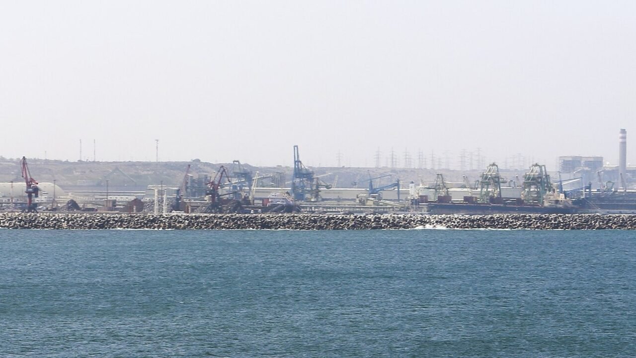 Industriehafen von Jorf Lasfar mit Kränen und Frachtschiffen
