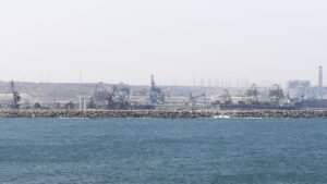 Industriehafen von Jorf Lasfar mit Kränen und Frachtschiffen