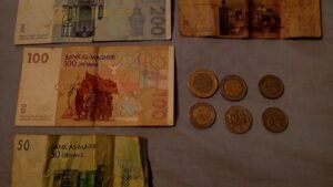 Marokkanische Dirham-Banknoten und Münzen