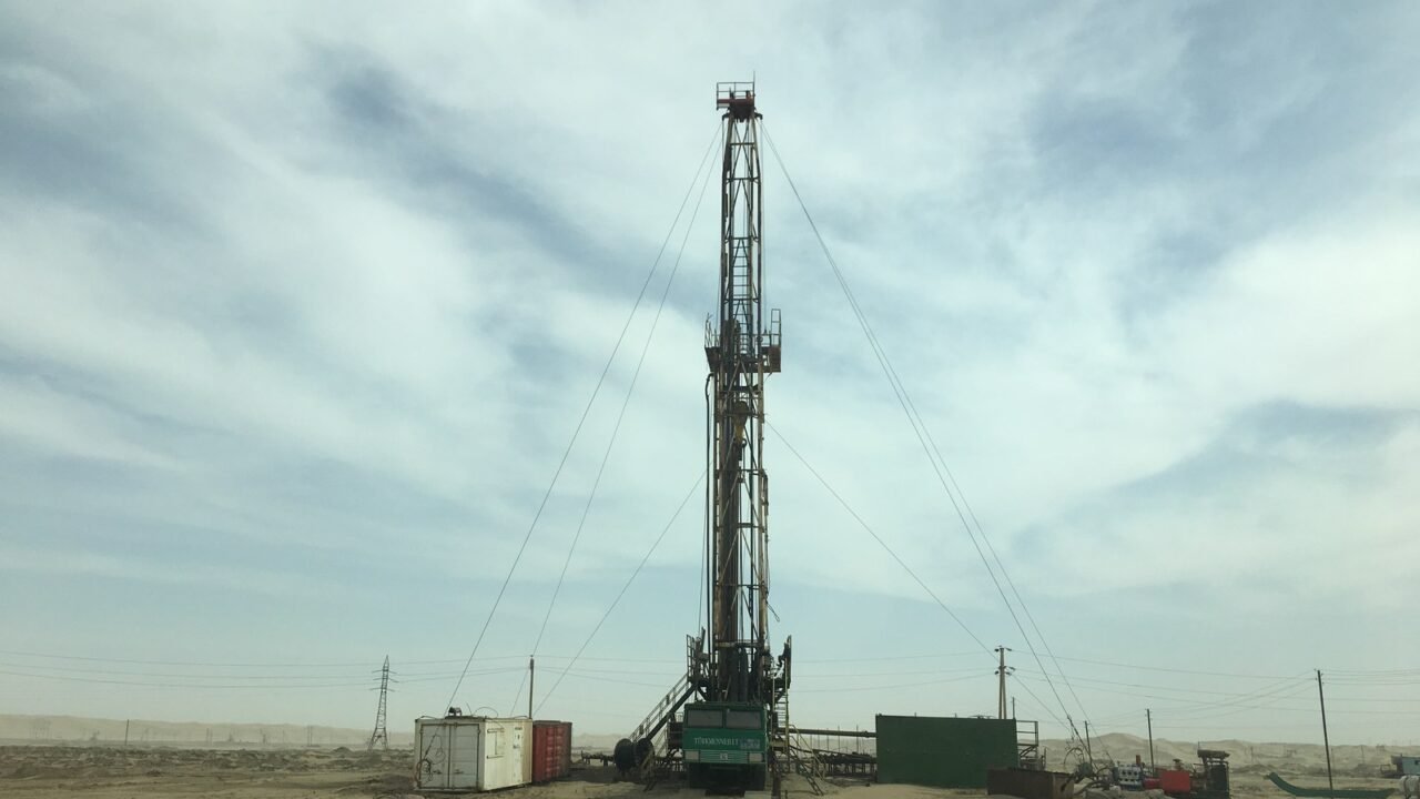 Bohrturm einer Erdgas-Bohranlage in der Wüste (Symbolbild)