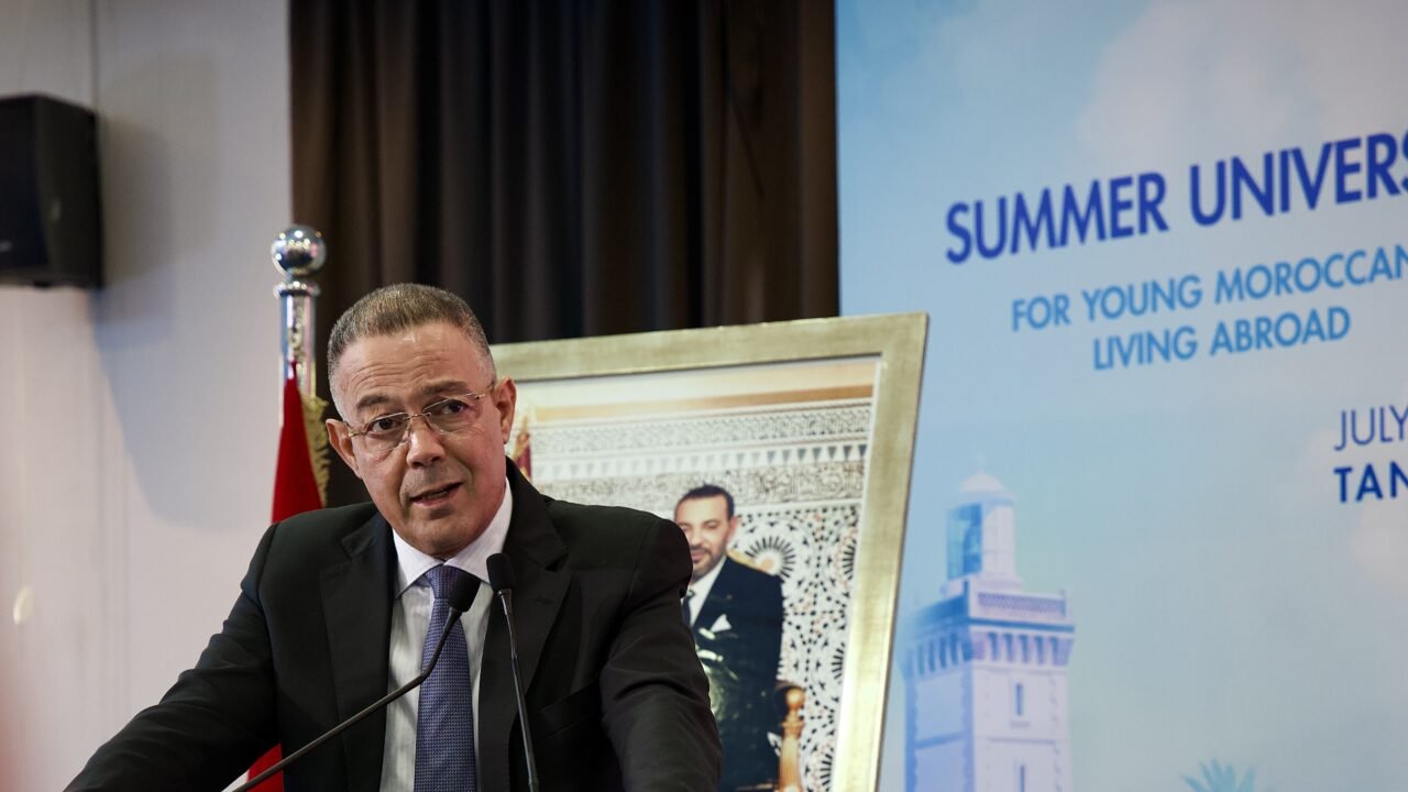 Fouzi Lekjaa spricht am Rednerpult bei einer Veranstaltung
