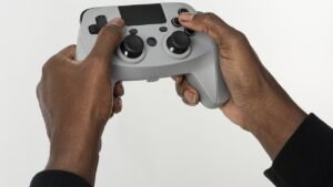 Hände halten einen Videospiel-Controller