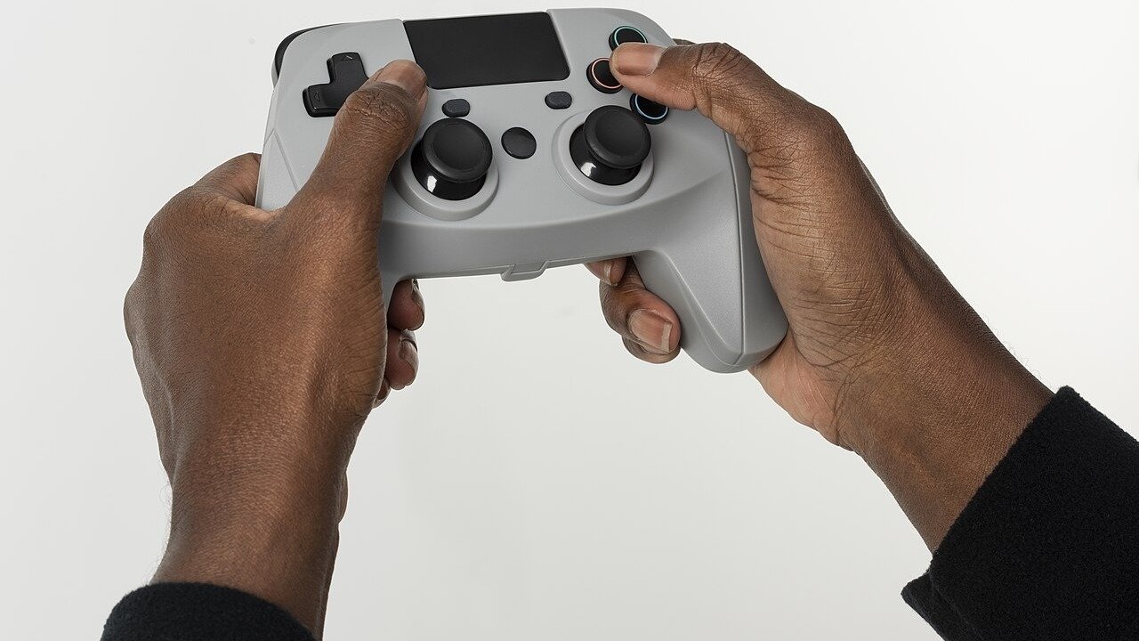 Hände halten einen Videospiel-Controller
