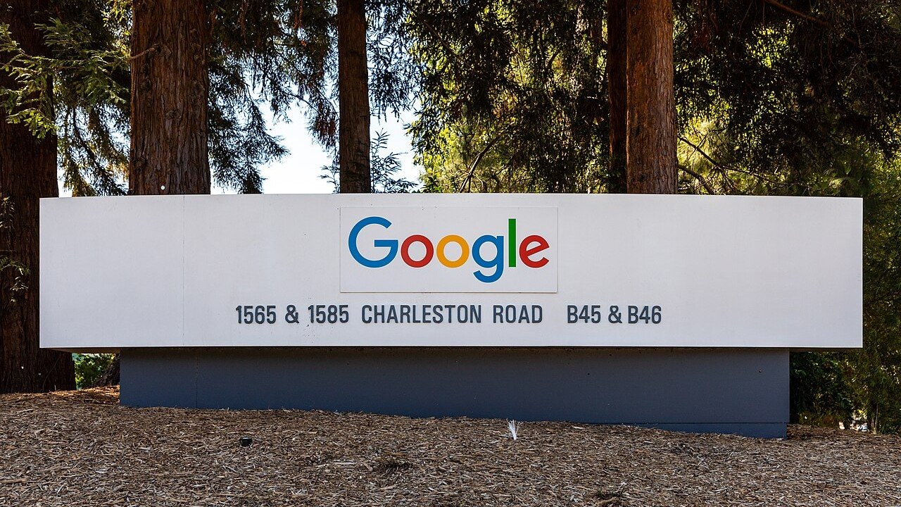 Firmenschild von Google auf dem Google-Campus in Mountain View, Kalifornien