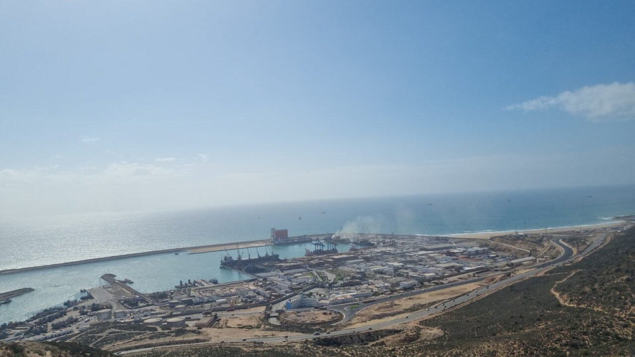 Blick auf den Handelshafen von Agadir mit Kränen und Anlegern am Atlantik
