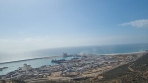 Blick auf den Handelshafen von Agadir mit Kränen und Anlegern am Atlantik