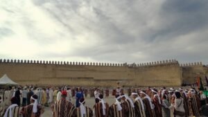 Aissaoua-Bruderschaft in traditioneller Tracht bei einem Sufi-Moussem vor der Stadtmauer von Fes