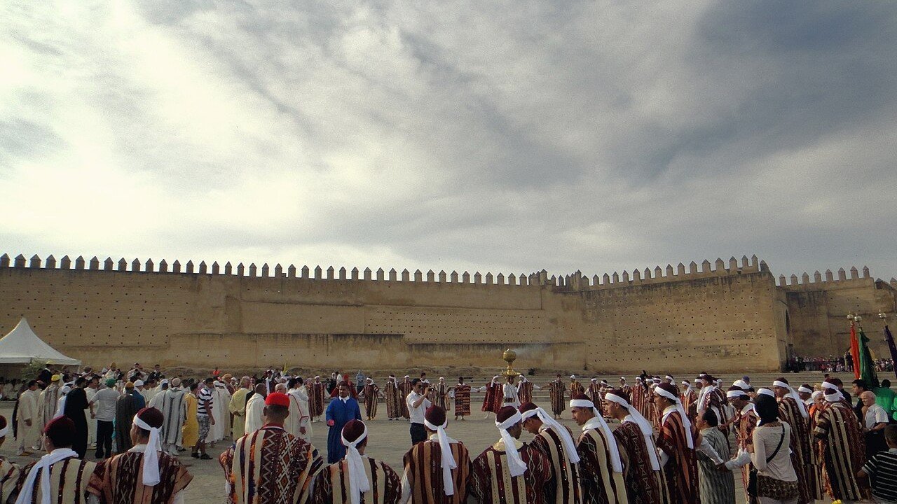 Aissaoua-Bruderschaft in traditioneller Tracht bei einem Sufi-Moussem vor der Stadtmauer von Fes