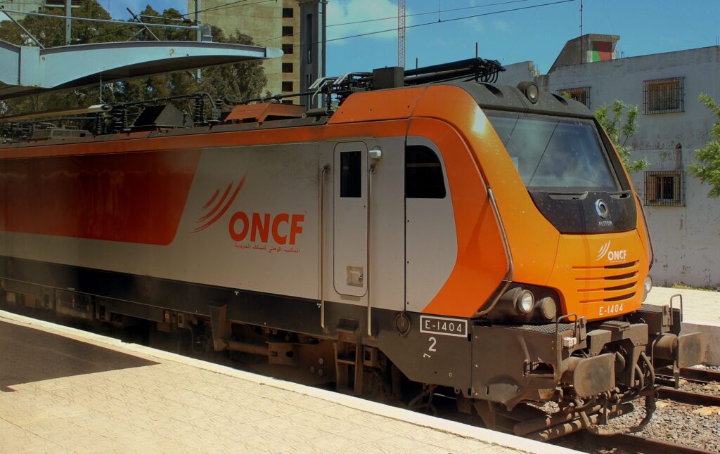 Zug der marokkanischen Eisenbahngesellschaft ONCF am Bahnhof Tanger