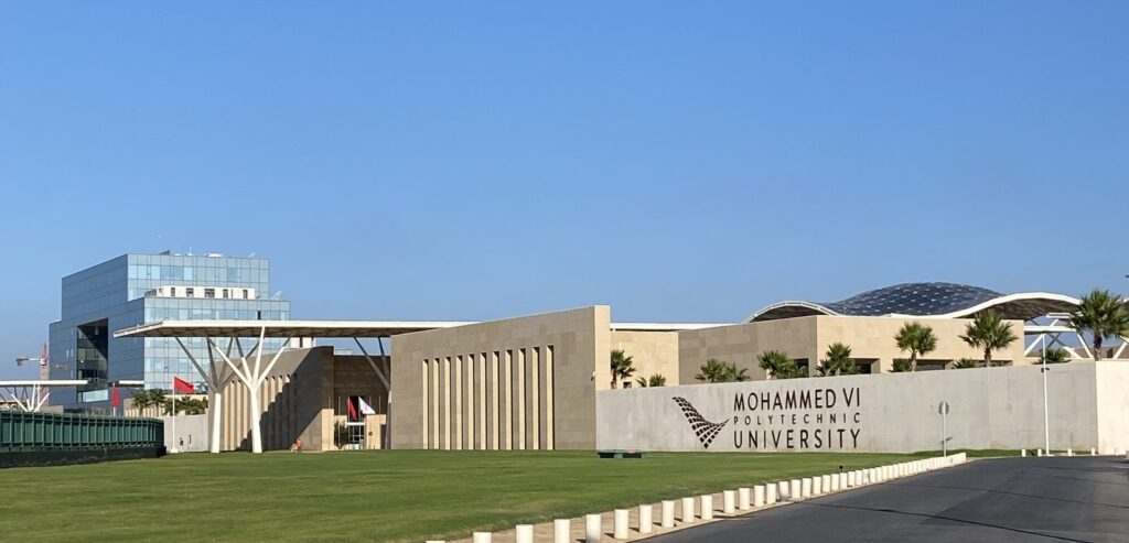 Eingang des Campus der Mohammed VI Polytechnischen Universität (UM6P) in Rabat, einem Zentrum von Marokkos KI-Forschung