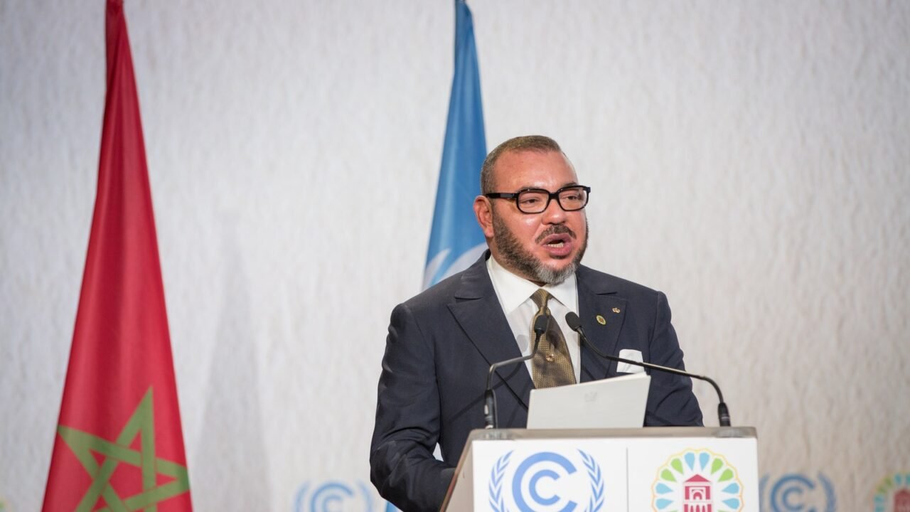 König Mohammed VI. von Marokko bei einer Rede am Rednerpult