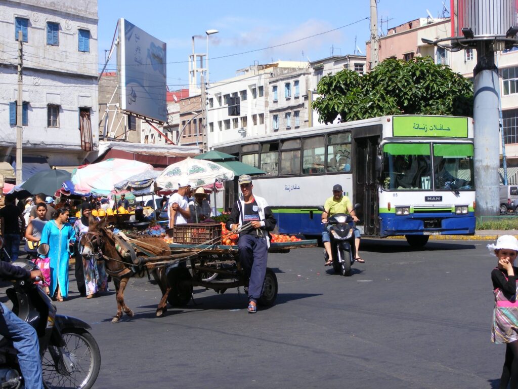 Straßenhändler in Marokko, sinnbildlich für den informellen Arbeitsmarkt und die Beschäftigungslage im Land