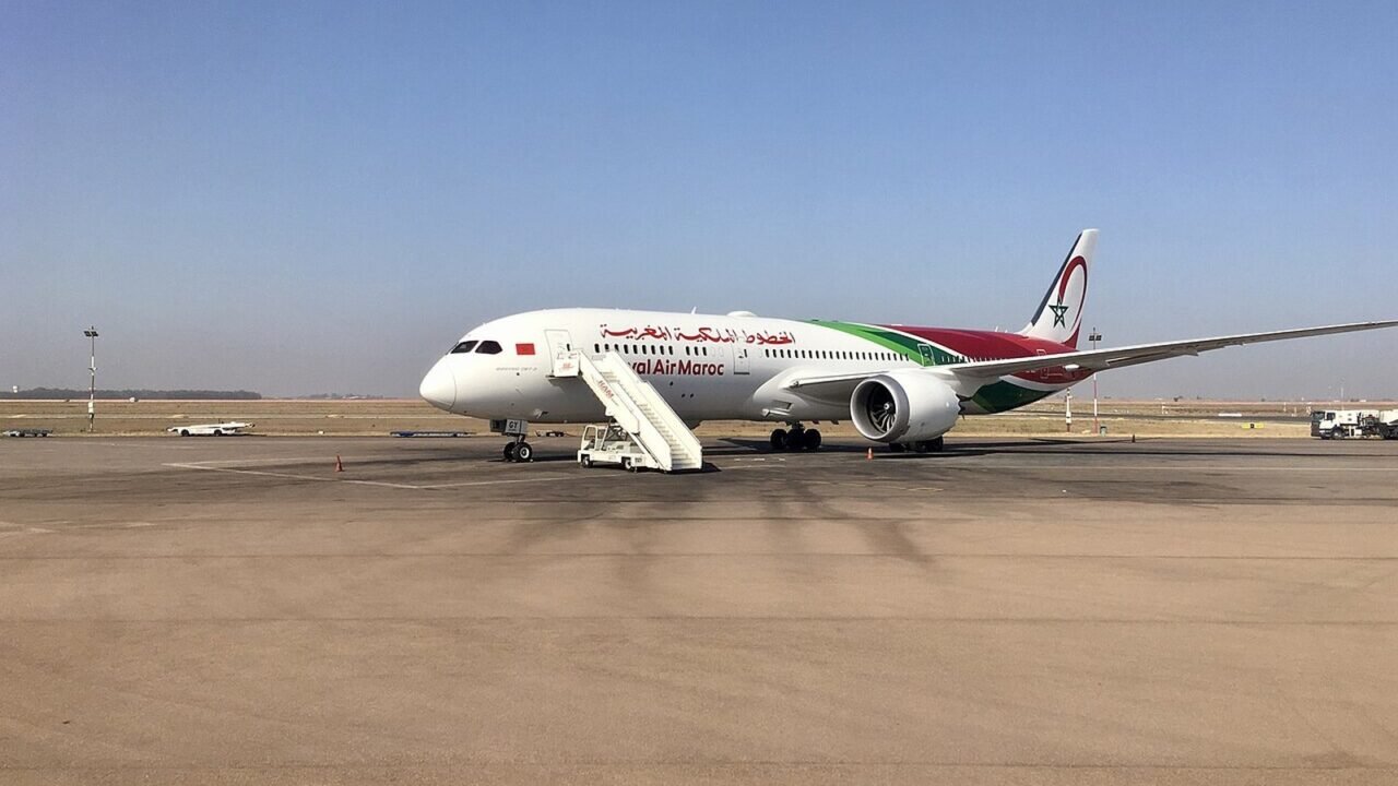 Flugzeug von Royal Air Maroc auf dem Rollfeld des Flughafens Mohammed V. in Casablanca