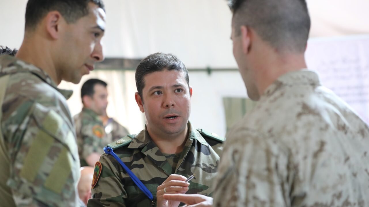 Offizier der Königlich Marokkanischen Streitkräfte im Gespräch mit US-Militärangehörigen während einer gemeinsamen Übung