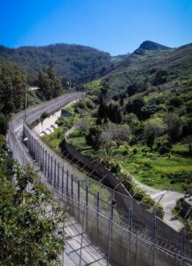 Der Grenzzaun zwischen der spanischen Exklave Ceuta und Marokko