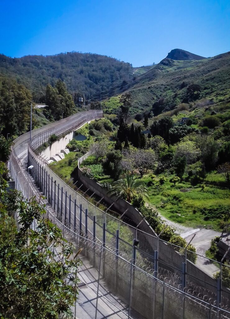 Der Grenzzaun zwischen der spanischen Exklave Ceuta und Marokko