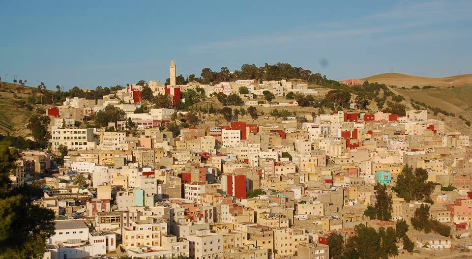 Blick auf die Thermalquellen-Ortschaft Moulay Yacoub in der Region Fès-Meknès