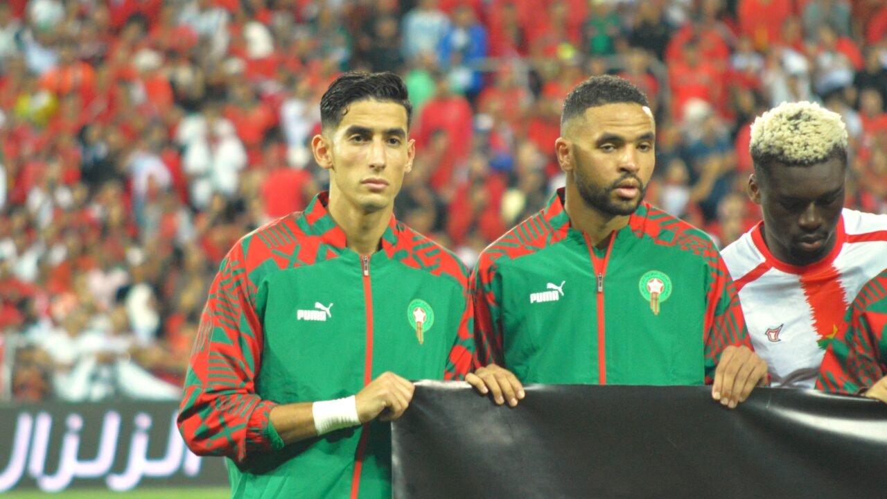 Nayef Aguerd im Trikot der marokkanischen Nationalmannschaft vor dem Anpfiff