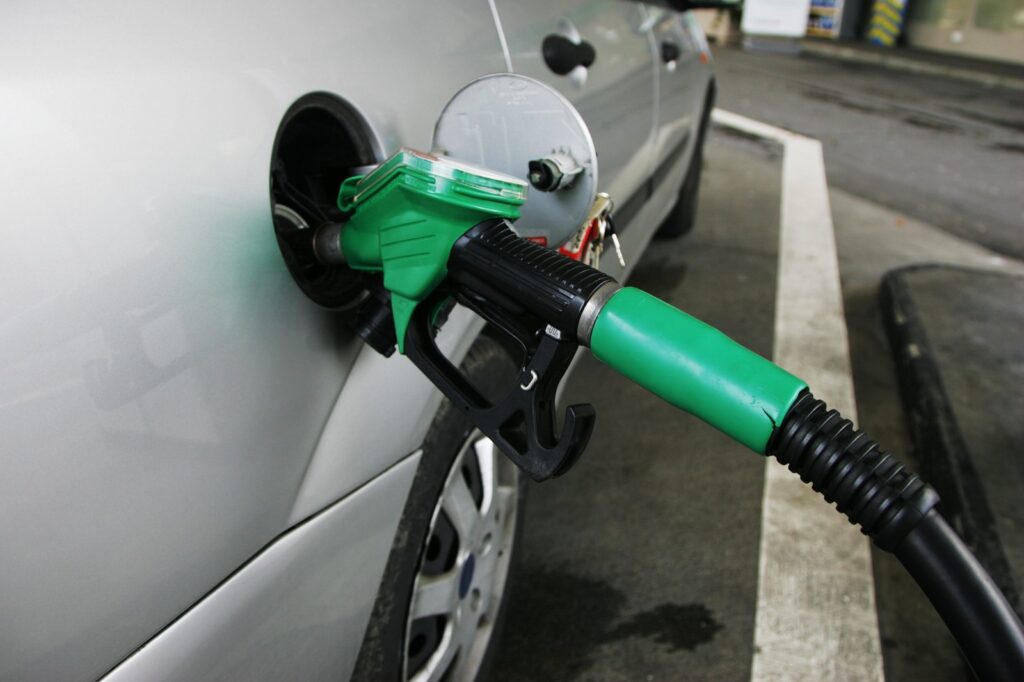 Zapfsäulen an einer Tankstelle, sinnbildlich für die Kraftstoffpreis-Debatte in Marokko