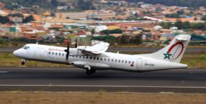 Ein ATR72-600 von Royal Air Maroc Express auf dem Rollfeld