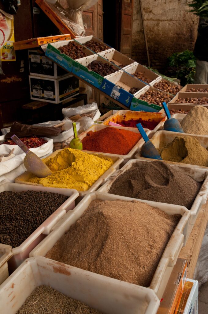 Gewürzstand auf einem Markt in der Medina von Fès