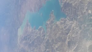 Luftaufnahme eines marokkanischen Staudamms mit Wasserreservoir