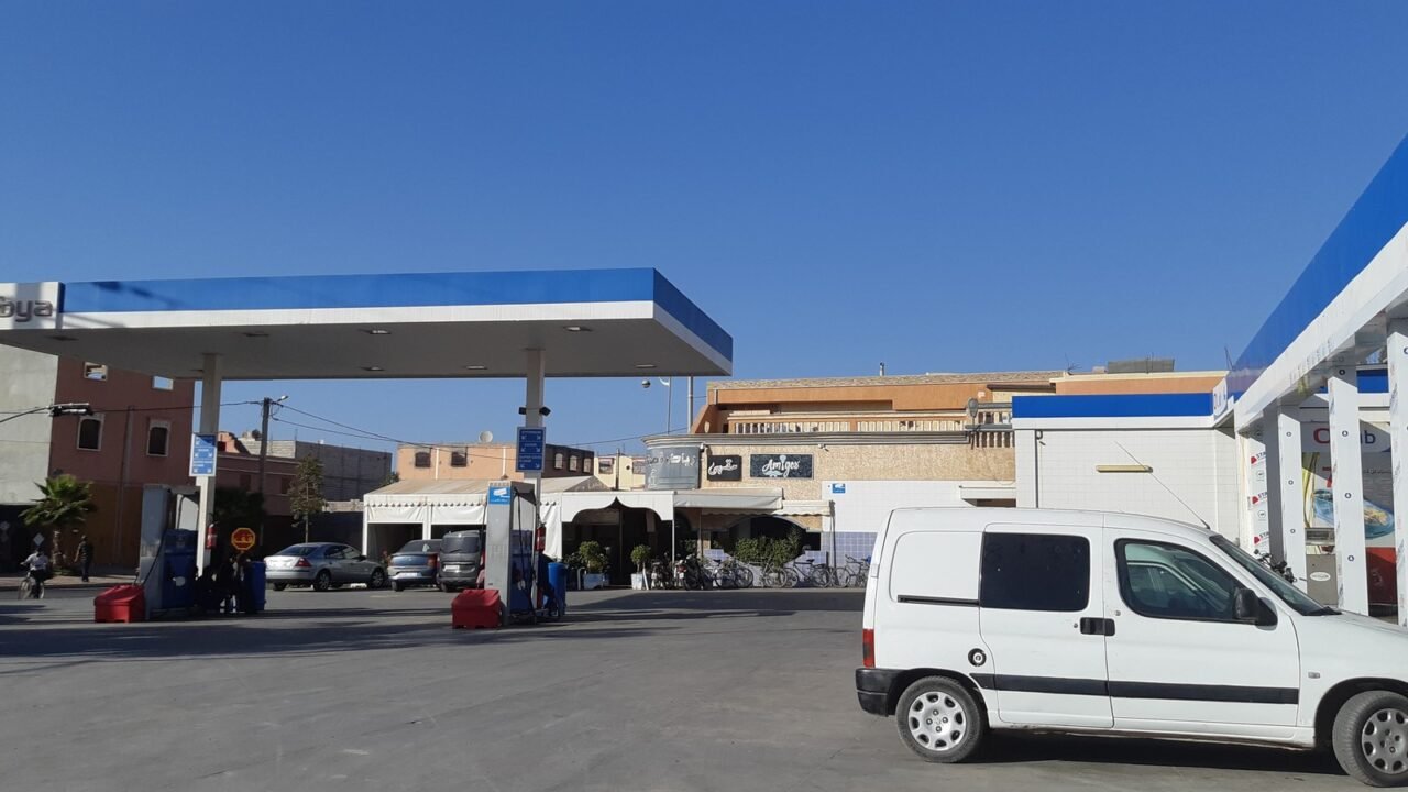 Tankstelle in Marokko mit Zapfsäulen