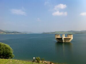 Der Staudamm Oued El Makhazine in Marokko