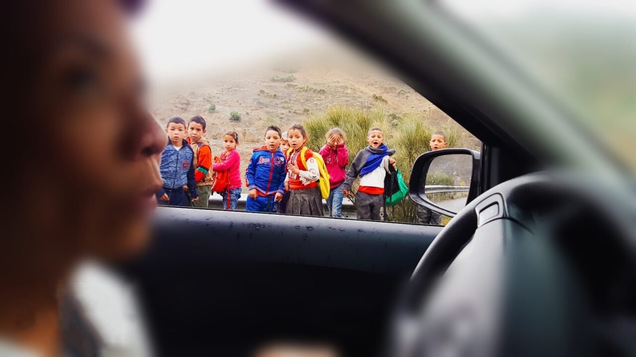 Kinder auf dem Schulweg in Marokko