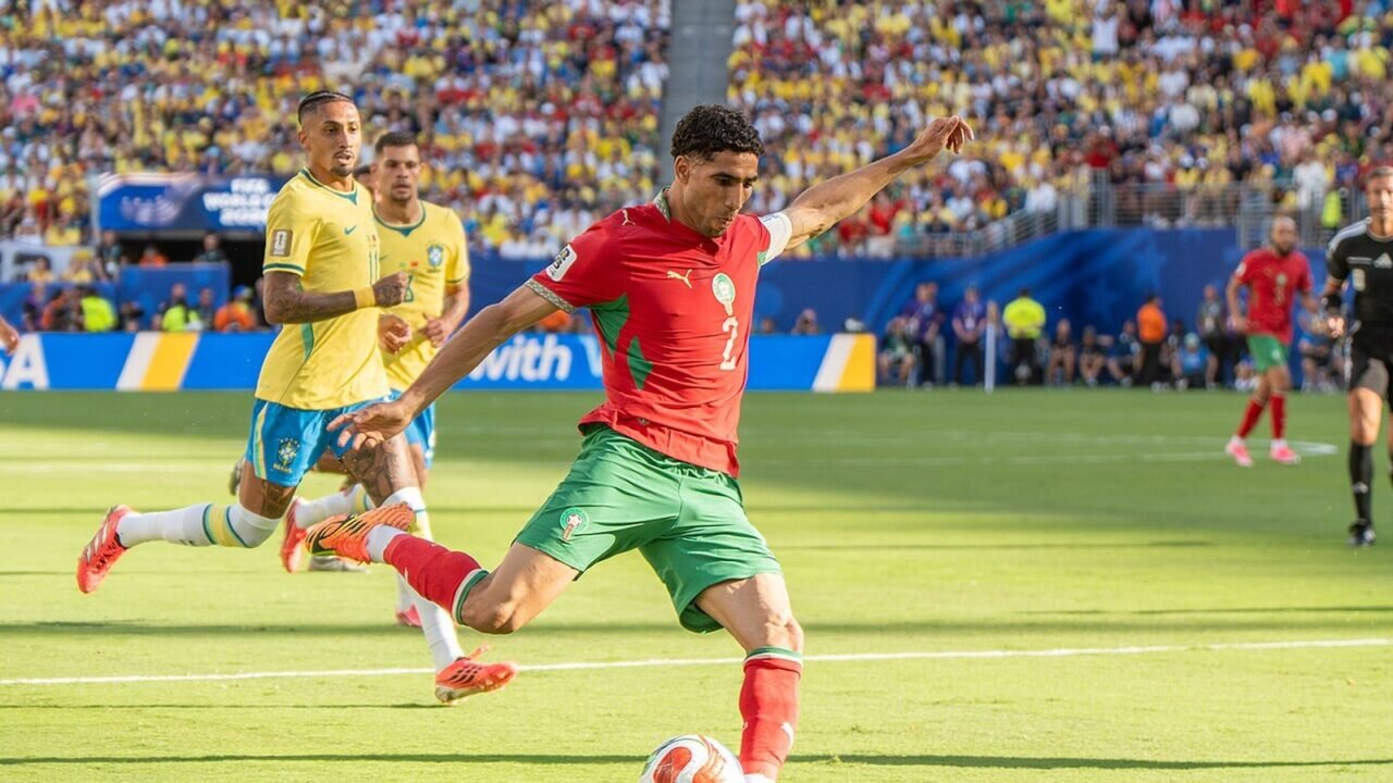 Achraf Hakimi im Marokko-Trikot am Ball im Spiel gegen Brasilien