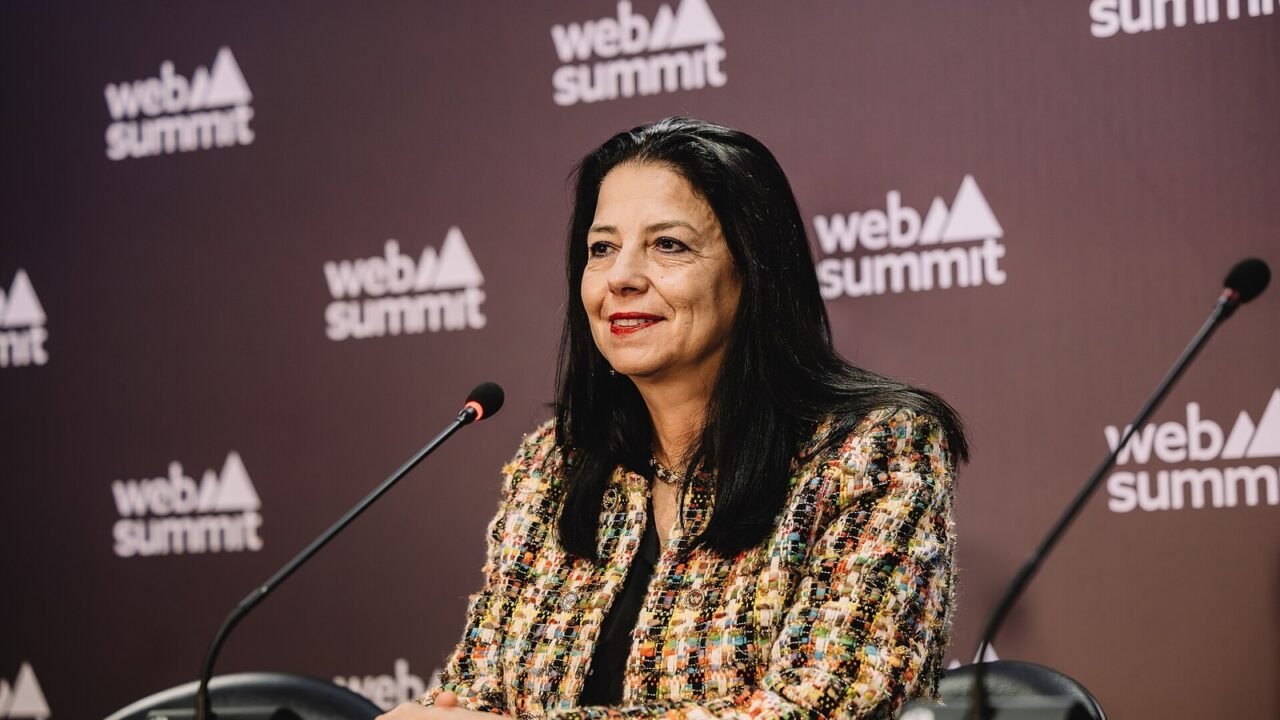 Amal El Fallah Seghrouchni bei einer Pressekonferenz auf einer Bühne