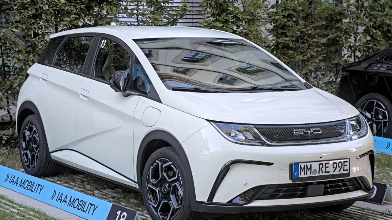 Weißer BYD Dolphin, chinesisches Elektroauto (Symbolbild)