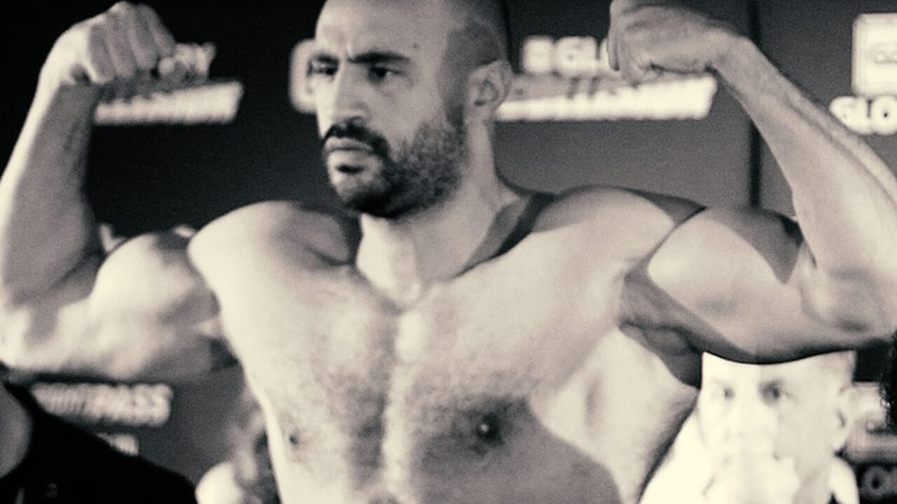 Kickboxer Badr Hari posiert muskelbepackt bei einem offiziellen Wiegen vor einem Kampf