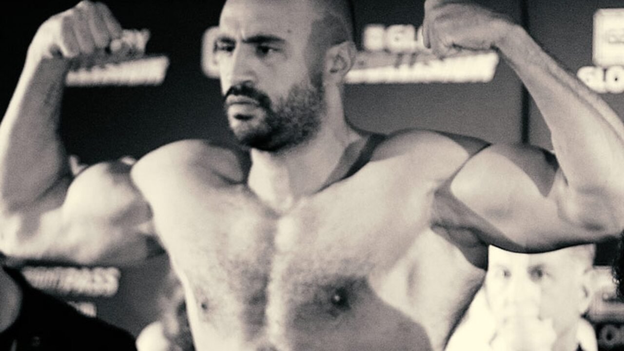 Kickboxer Badr Hari bei einem Wiegen vor einem Glory-Kampf (Archivbild)