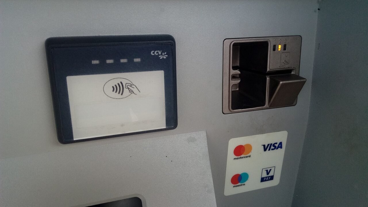 Kartenzahlungsterminal mit Kontaktlos-Symbol und Visa-/Mastercard-Logos (Symbolbild)