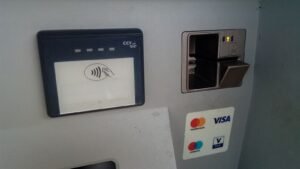 Kartenzahlungsterminal mit Kontaktlos-Symbol und Visa-/Mastercard-Logos (Symbolbild)