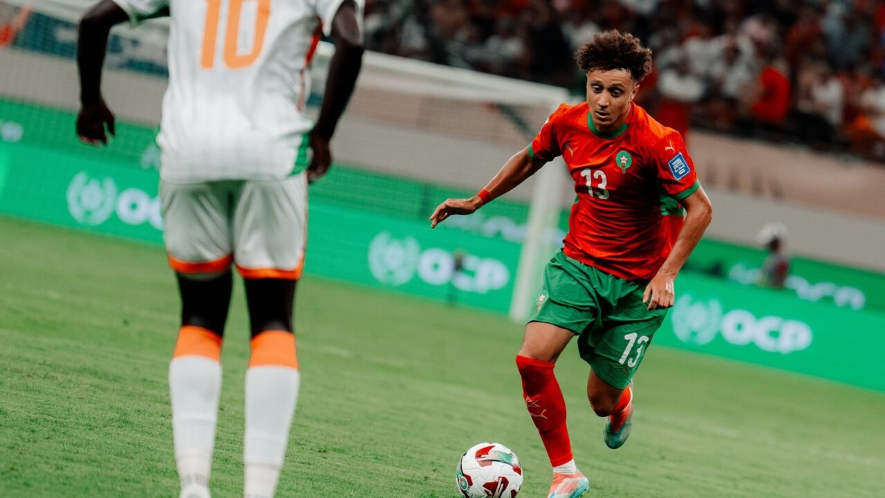 Eliesse Ben Seghir im marokkanischen Nationaltrikot am Ball