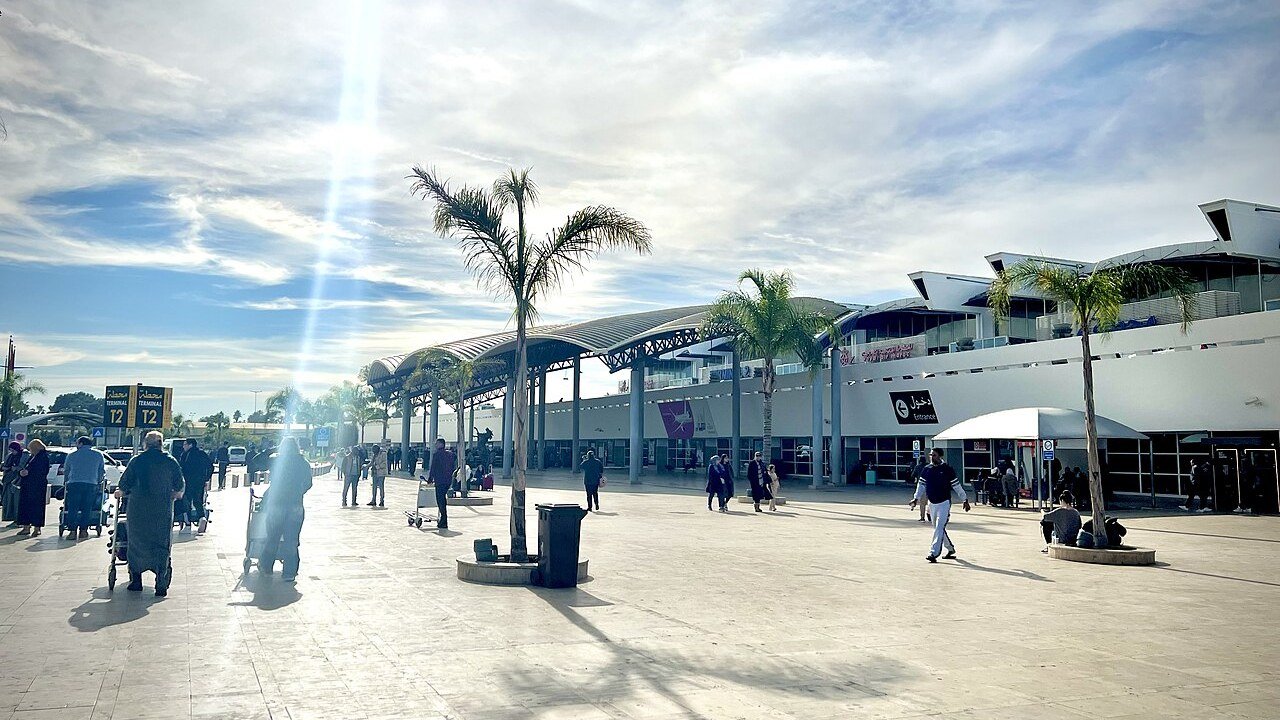 Passagiere vor dem Terminalgebäude des Flughafens Mohammed V in Casablanca