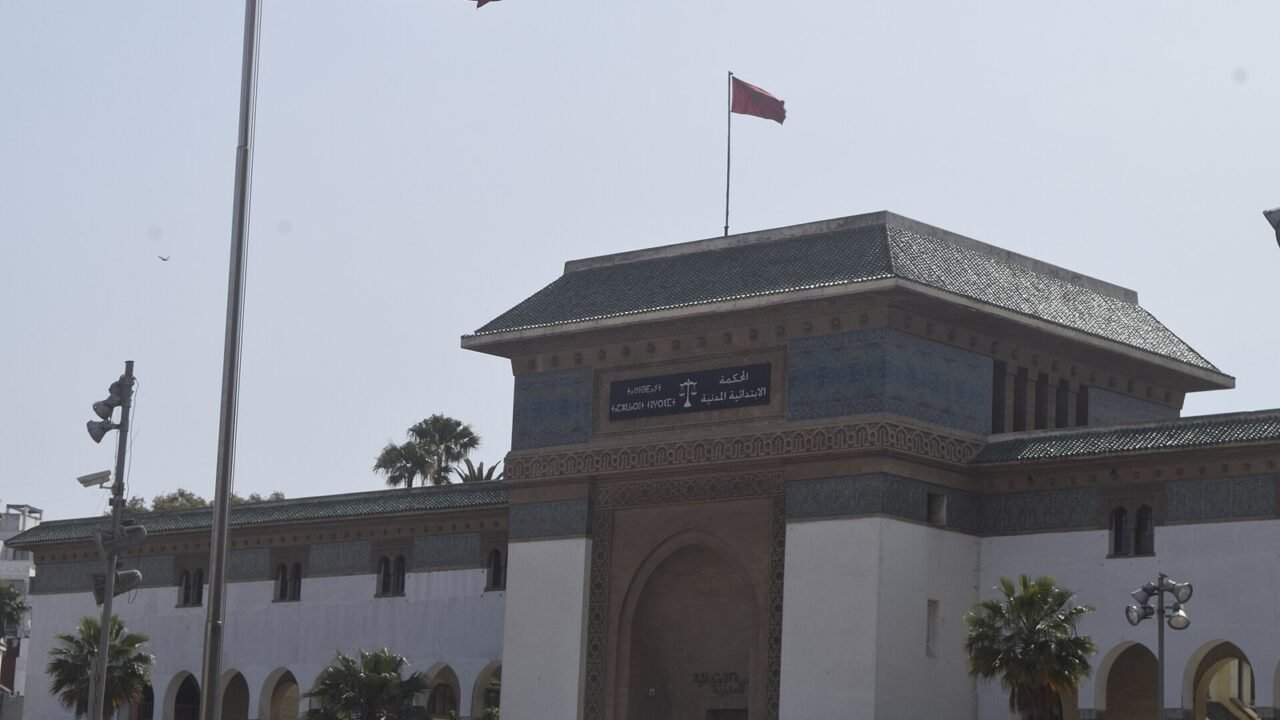 Gerichtsgebäude in Casablanca mit marokkanischer Flagge (Symbolbild)