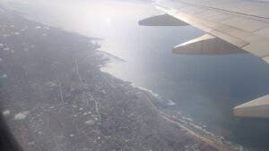 Blick aus dem Flugzeugfenster auf die Küste von Casablanca (Symbolbild)